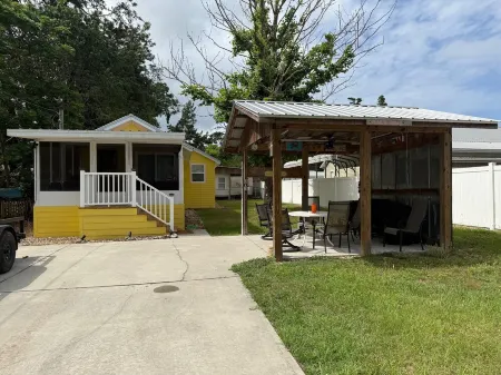 Off Duty Retreat ~ Sleeps 10,  Screen Porch, Plenty of Parking, Blackstone Grill