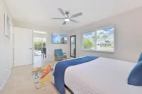 SUPERB! LOCATION! 1 BLOCK 2 FISH VILLE MODERN HOME-HEATED SALT POOL-SPA-E BIKES
