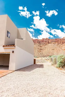 Upscale Rustic Condo with Private Hot Tub, Fiber internet and 2 car Garage Hotels in Moab South Valley