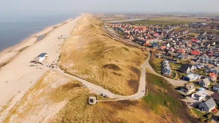 Vacation home in a unique location at the foot of the dunes Отели в г. Callantsoog