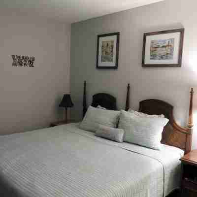 Newly Renovated kitchen, guest and master bathrooms Rooms