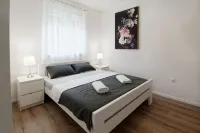 Holiday Home Petar - Three Bedroom House with Pool