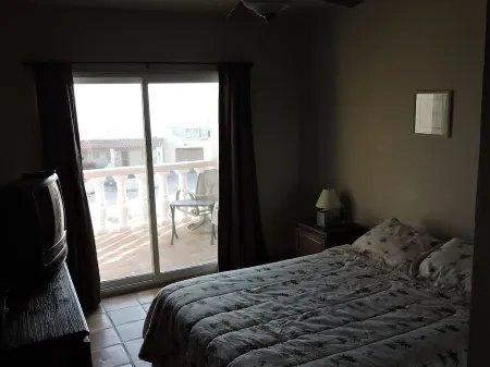 2 bed,2 bath upper condo only steps from the beach. 360 degree views.of ocean! Отели в г. Rocky Point