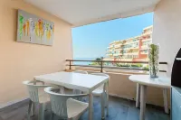 Air-conditioned T3 with pool and sea view