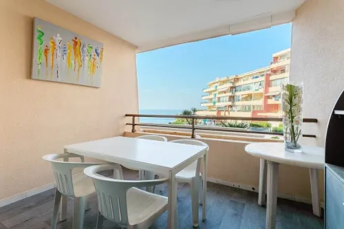 Air-conditioned T3 with pool and sea view