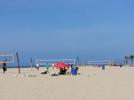 Spacious Contemporary Style Lower Guest Apartment, Private Entry, Walk To Beach! Отели рядом с достопримечательностью «Hermosa Beach Pier»