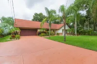 Private Brandon Oasis  Family home w/ Full outdoor kitchen & Bar+ Game room