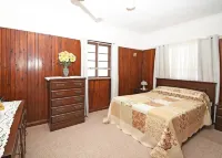 Family Tides. Cheerful 3 bedroom home in Urangan.