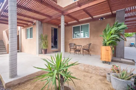 Studio: fast internet, kitchenette, walk to beach Отели рядом с достопримечательностью «La Sonrisa de la Muerte»