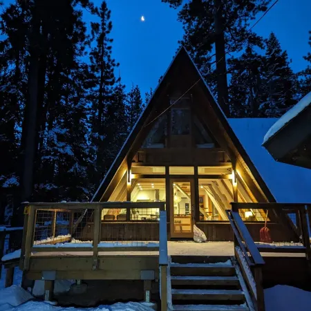 Walk to Lake! Dazzling Chalet - 3+Bd 2.5ba 2100sf - Heart of the West  Shore
