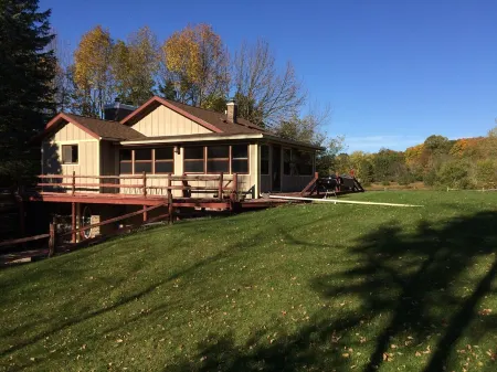 Historical Lodge in Elkhart Lake with Hot Tub Отели в г. Шебойган