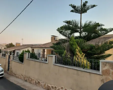 VILLA IN VERY QUIET URBANIZATION TO 15 MIN OF VALENCIA CAPITAL Hotels in Ribera Alta