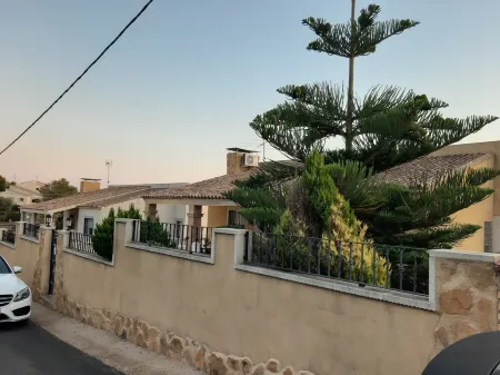 VILLA IN VERY QUIET URBANIZATION TO 15 MIN OF VALENCIA CAPITAL Отели в г. Рибера-Альта