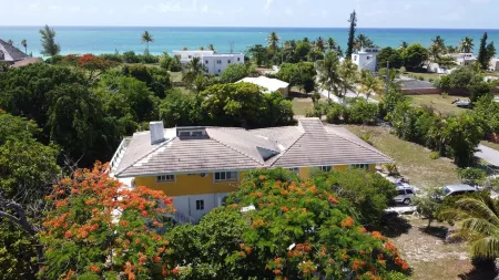 Charming 3 Bedroom Suite 200 steps to Beach, car available
