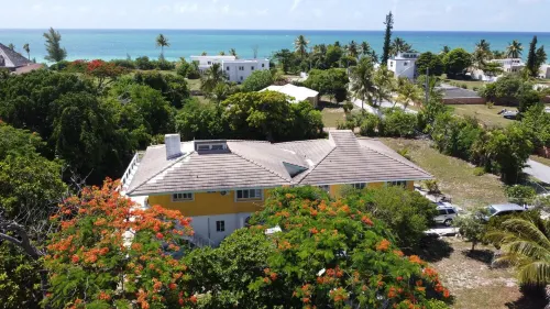 Charming 3 Bedroom Suite 200 steps to Beach, car available
