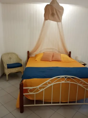 House of full foot with small done up and fenced yard. Отели в г. Пор-Луи