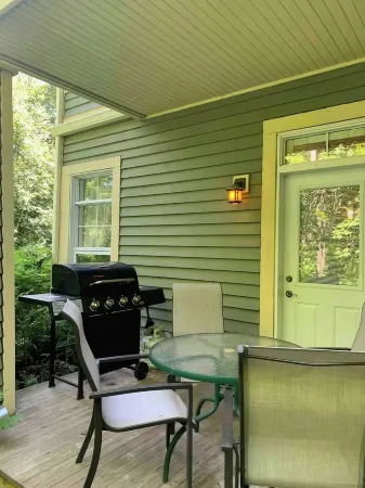 Beautiful two bedroom condo at Tremblant Les eaux Отели в г. Мон-Трамблан