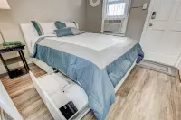 Retro Chic Micro-Studio in Heart of Downtown Olde Town Arvada - 93 Walk Score Hotels in Arvada