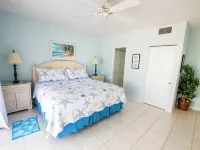 2023 Renovated The Retreat 17 Oceanview ground floor condo steps to ocean/beach Hotels in Rum Point
