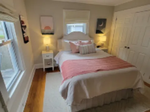 Dwell Well House- Upscale 2 BR/2 BA house downtown w/private fenced yard Hotels in Morganton