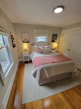 Dwell Well House- Upscale 2 BR/2 BA house downtown w/private fenced yard