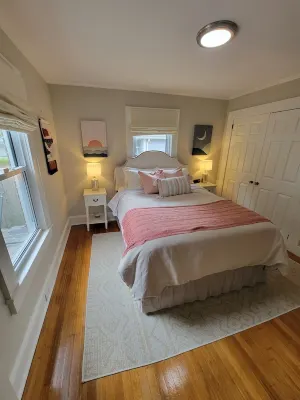 Dwell Well House- Upscale 2 BR/2 BA house downtown w/private fenced yard