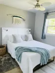Cozy cottage w/sunset views + quick walk to a private beach (dog friendly