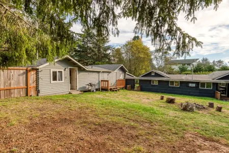 Surf Haven Unit B w/ fire pit walking distance to surfing beaches