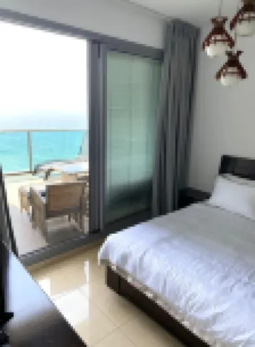 Sea view apartment ~ 1 min from the beach!