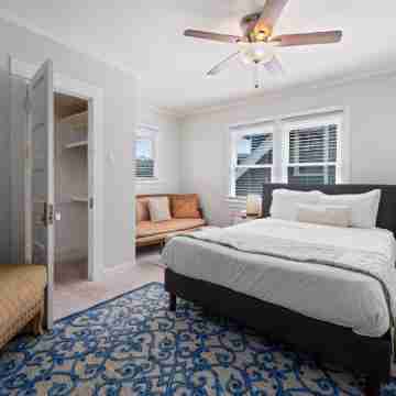 Spacious 4 Bedroom Home in Downtown Long Beach Rooms