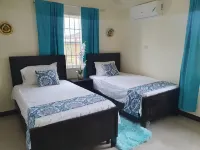 Cozy retreat pool access super close to the Town. Entire home available to you! Hotels in Old Harbour