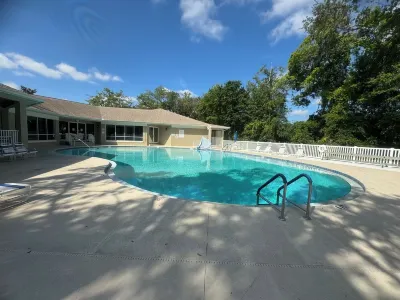 Fast wifi 2 GB, pool, gym, golf, B-ball, tennis court, playground and more. Hotels near Veterans Memorial Park