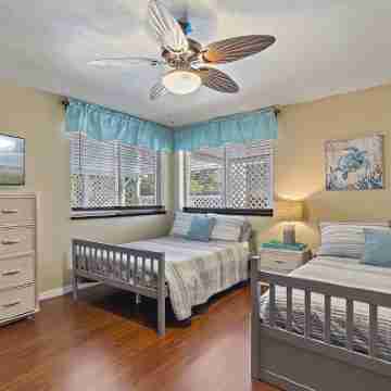Tropical Retreat w/ charming garden near downtown. Rooms