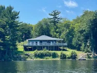 Blue Lodge with cozy winter garden and direct lake access Hotels in Lunenburg