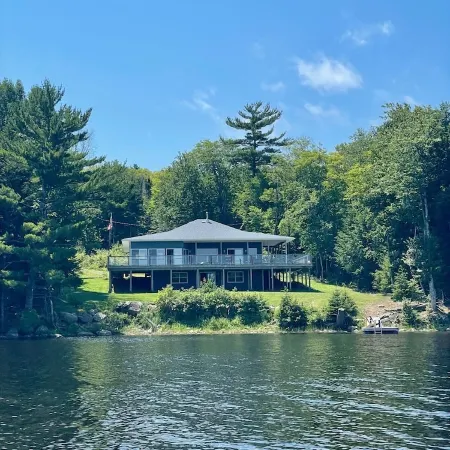 Blue Lodge with cozy winter garden and direct lake access