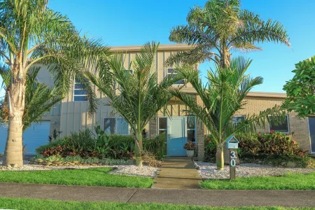 Stunning Surfers 4 Bedroom Beach House Отели рядом с достопримечательностью «Tasman Holiday Parks - Waihi Beach»