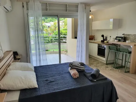 Studio 5 mins walk to Anse Mitan beach Отели рядом с достопримечательностью «Point du Bout Beach»