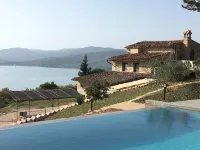 Villa Marghi, modern villa with infinity pool overlooking Lake Trasimeno - WiFi
