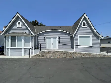 Airy Modern 2BR/2BA - Parking + Laundry + Sleep 6 Отели рядом с достопримечательностью «Конференц-центр им. МакЭнери»