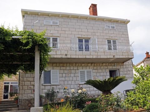 MODERN 1 BEDROOM APARTMENT - 100 mtrs from the beach, free parking, WIFI...