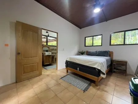 Quiet Mountain Home, 20-minute drive to Playa Dominical Отели в г. Перес Селедон