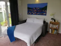 Quiet little batch just 5min walk from shops