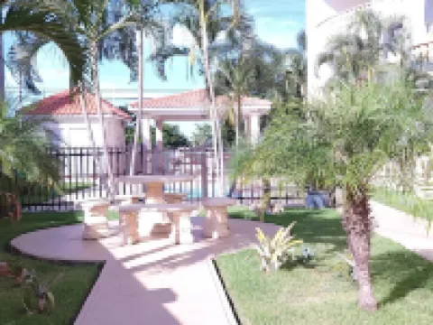 Beach access condo in the heart of Rincón. Short walk to town. Hoteles en Rincón