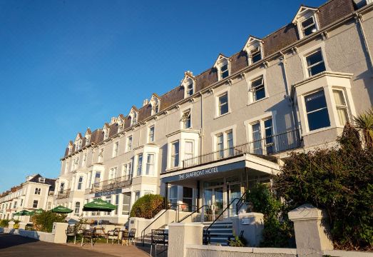 더 시프론트 호텔 외관 또는 해변 전망