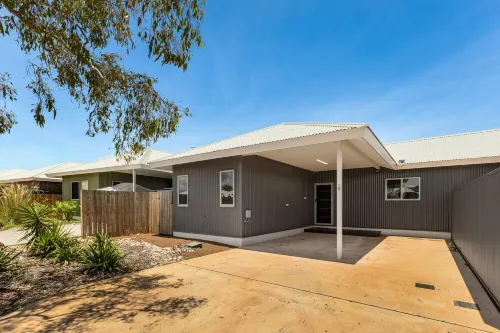 Modern 2BR, 2 BR Villa with Pool 브룸 호텔