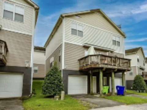 5 minutes to Cherry point! Family-sized townhouse with fireplace & balcony Hoteles en Havelock