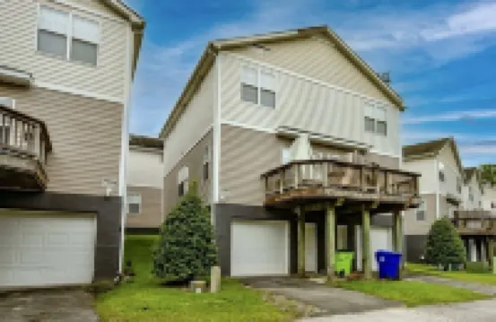 5 minutes to Cherry point! Family-sized townhouse with fireplace & balcony