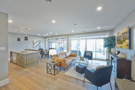 SRS  Sunrise Suite ~ Private 2 King Apartment with Parking