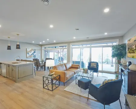 SRS  Sunrise Suite ~ Private 2 King Apartment with Parking โรงแรมในคิตเชเนอร์