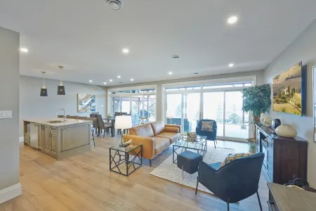 SRS  Sunrise Suite ~ Private 2 King Apartment with Parking